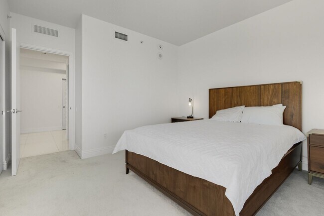 Building Photo - Turnberry Towers East 1507