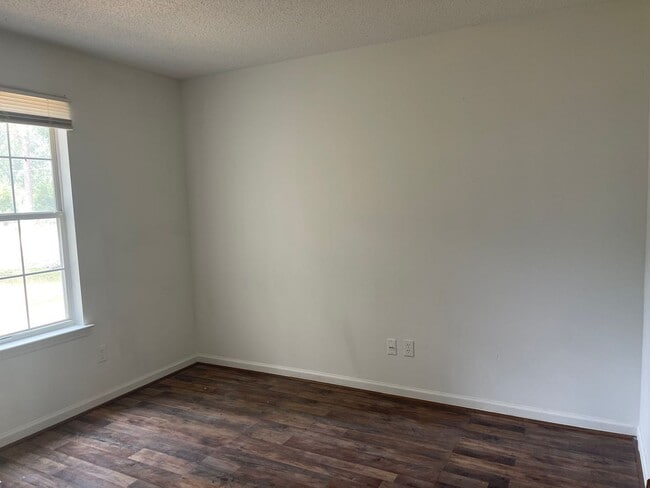 Building Photo - Newly Renovated 3/2