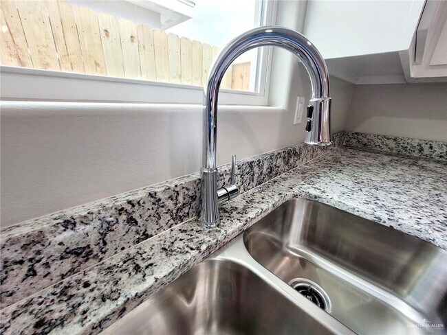 Building Photo - 21 Davenport St