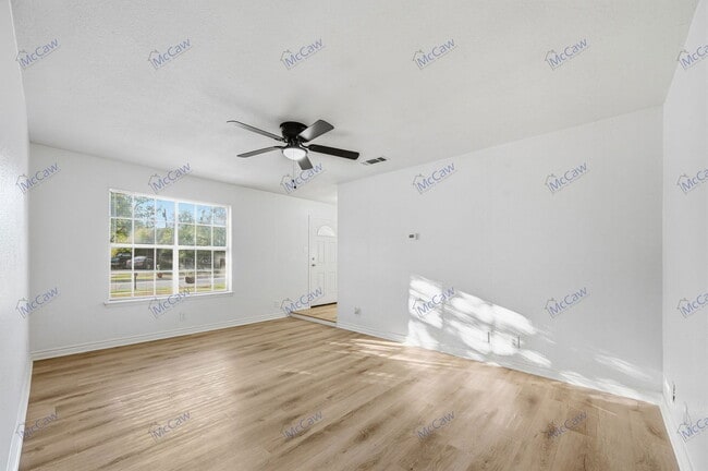 Building Photo - 1423 Main St