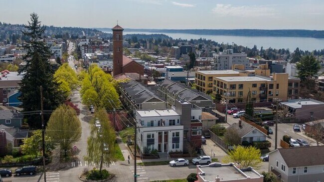 Building Photo - Stunning Modern Air-Conditioned in Coveted...