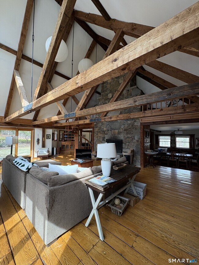 Building Photo - 40 Looking Glass Hill Rd