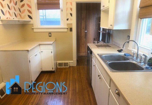 Building Photo - Beautiful 3BR 2 bath home in Bloomington, hardwood floors throughout, convenient location
