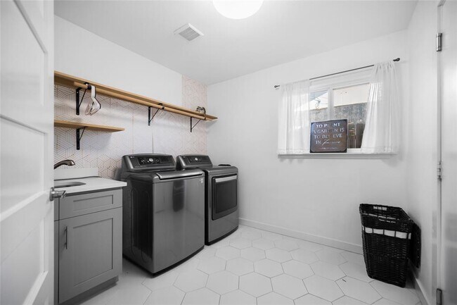 Building Photo - 4814 Broadhill Dr