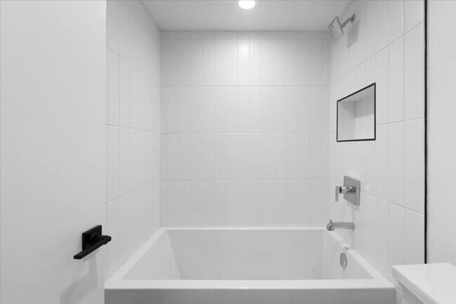 Building Photo - 4 bedroom in Chicago IL 60647