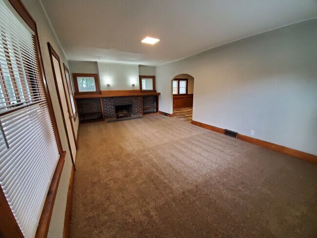 Building Photo - Large 3 Bedroom Home near Iowa State Fairgrounds!