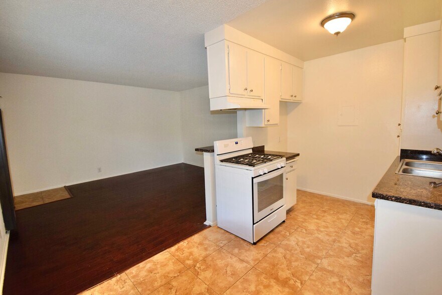 Building Photo - 7101 Haskell Ave