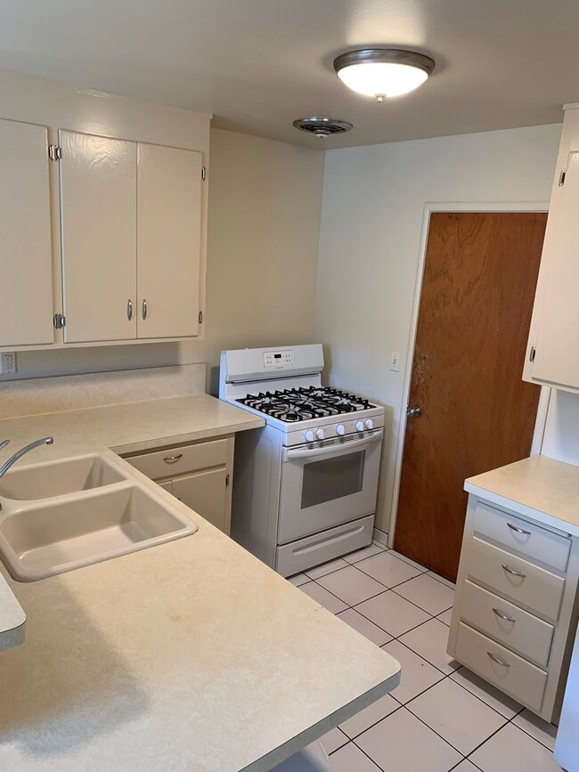 Building Photo - Great 3 Bedroom 1 and 1/2 Bath House in Se...