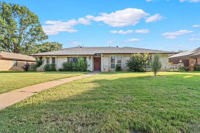 Primary Photo - Sprawling Lewisville home with POOL