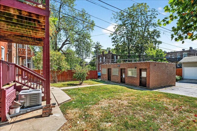 Building Photo - To the Park!