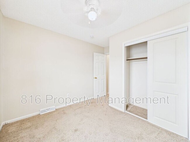 Building Photo - 164-168 SW Robin Rd