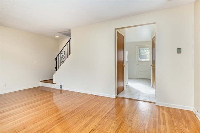 Building Photo - 16 Summit St