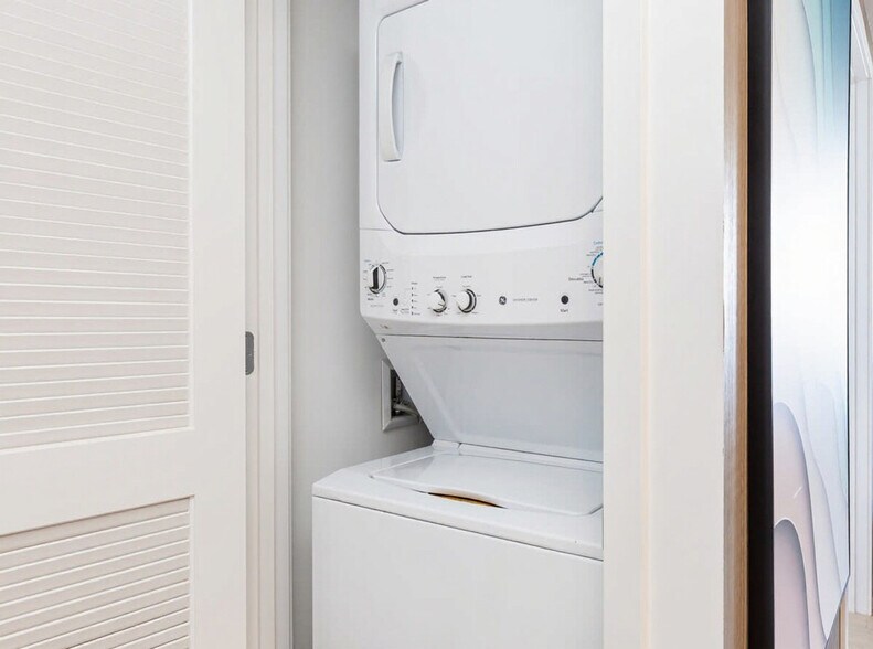 Building Photo - 4010 S Ocean Dr