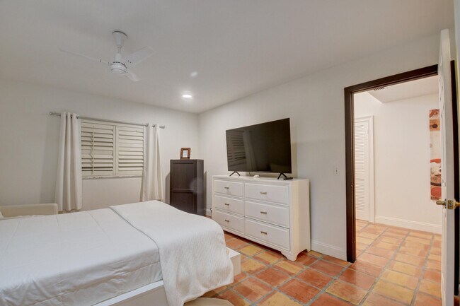 Building Photo - 4666 Fountains Dr S