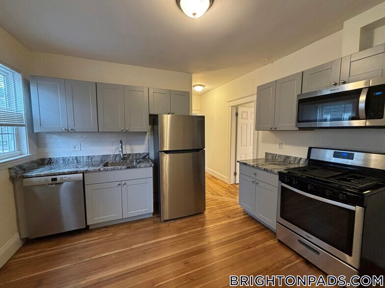 Building Photo - 44 Fairbanks St