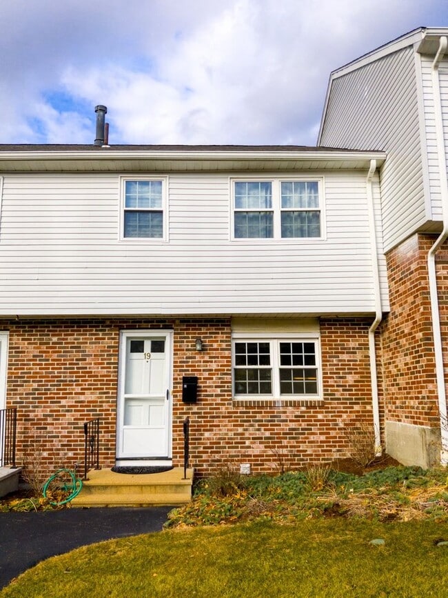 Building Photo - Newly updated 2 Bedroom Townhouse in quite...