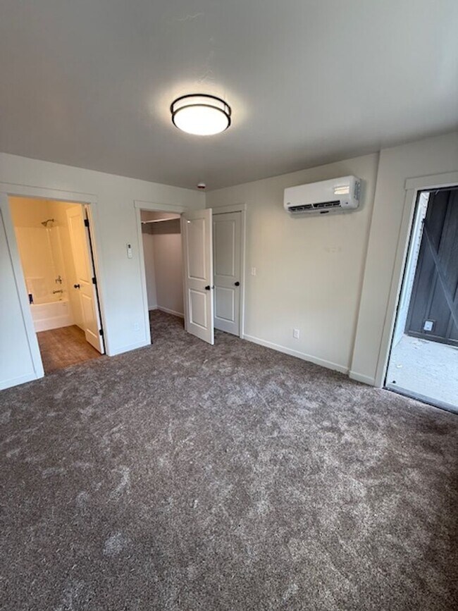 Building Photo - 504 St