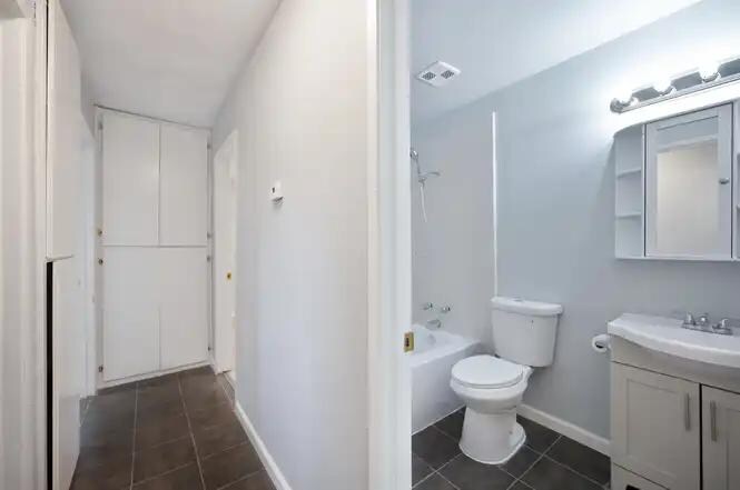 Building Photo - 5800 Mascot Ave