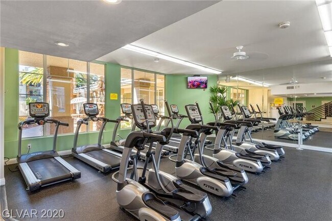Building Photo - MOVE IN READY! 3 BEDROOM- GUARD GATED COMM...