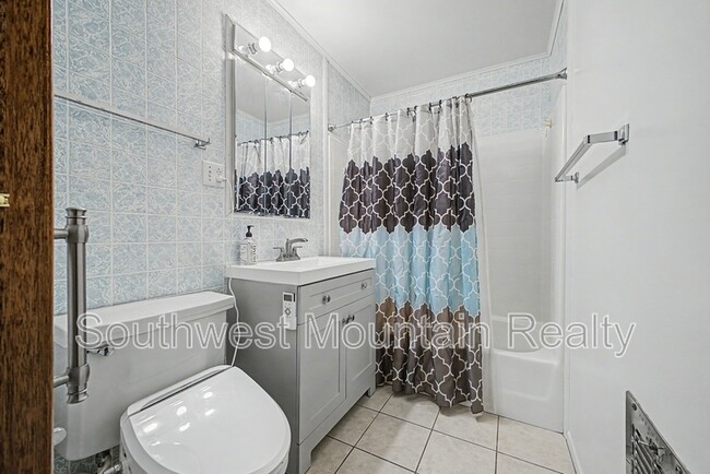 Building Photo - 560 S Grand Dr