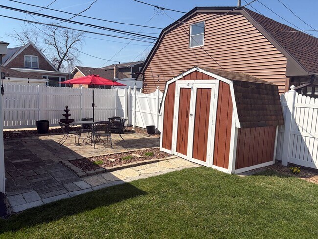 Building Photo - Charming 3 Bed / 1 Bath Home in Mt. Greenwood – Available Now!