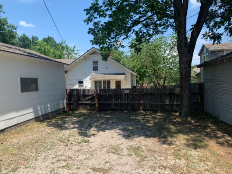 Building Photo - 533 E 9th St