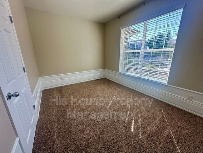 Building Photo - 2122 Longfin Ct