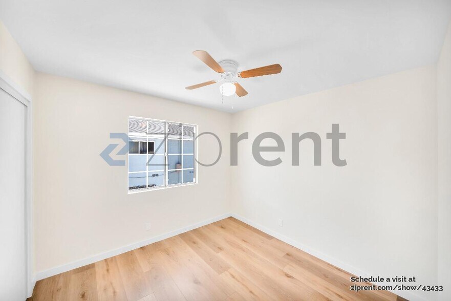Building Photo - 850 W 80th St