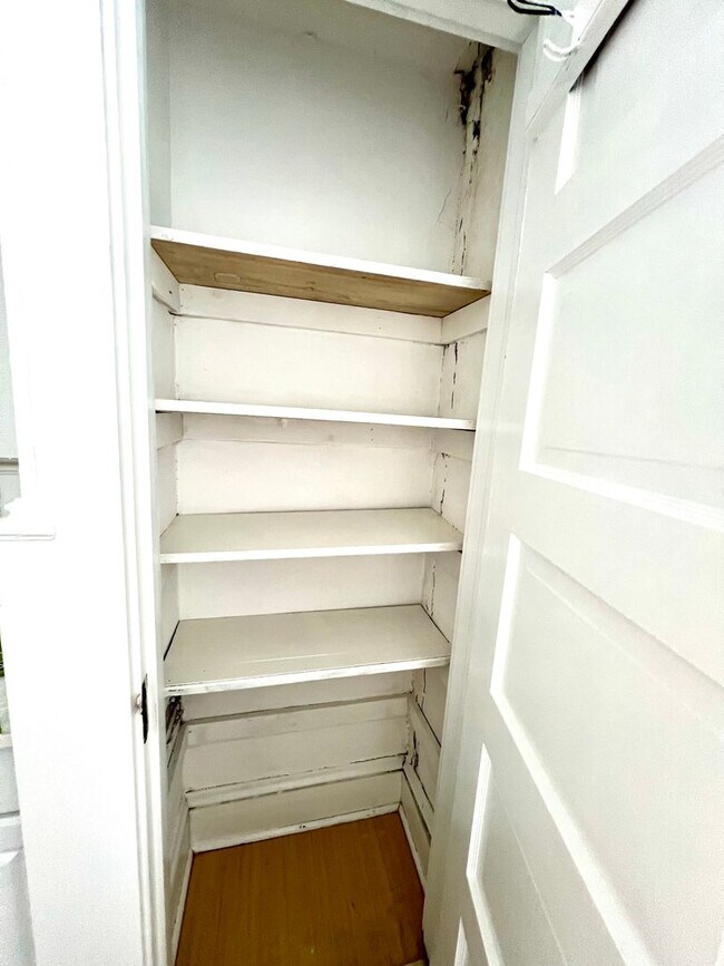 Building Photo - Spacious 3BR Home with Large Yard, Private Driveway & Storage