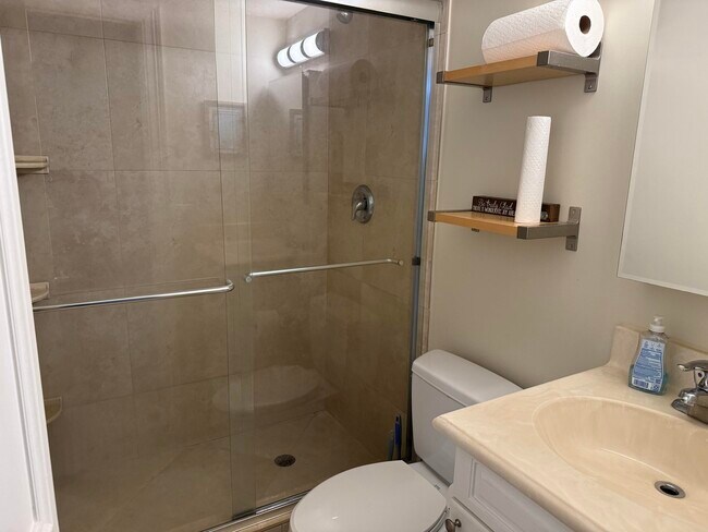 Building Photo - 1221 SE 3rd St