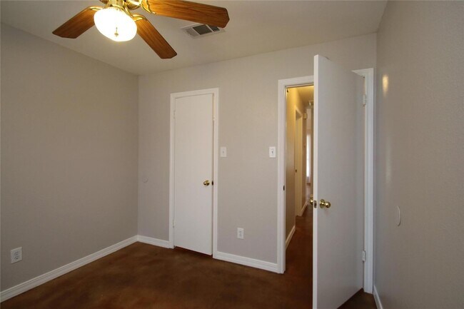 Building Photo - 12400 Captain Hopkins Cove