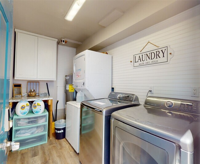 Building Photo - 4507 W Bayshore Dr