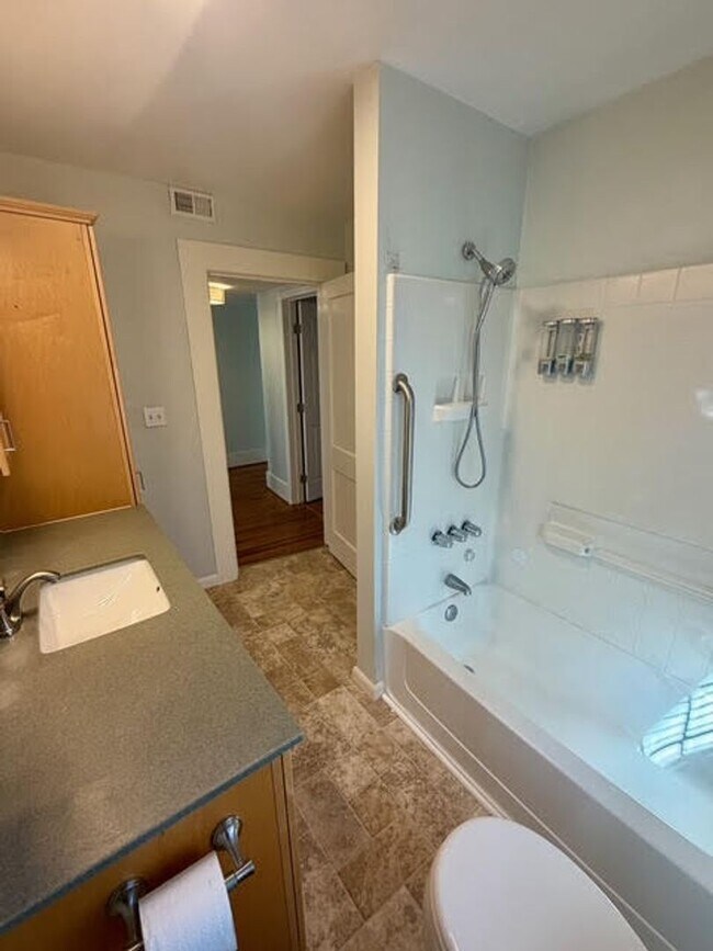 Building Photo - Charming 4BR/2BA House w/ Fenced back yard!