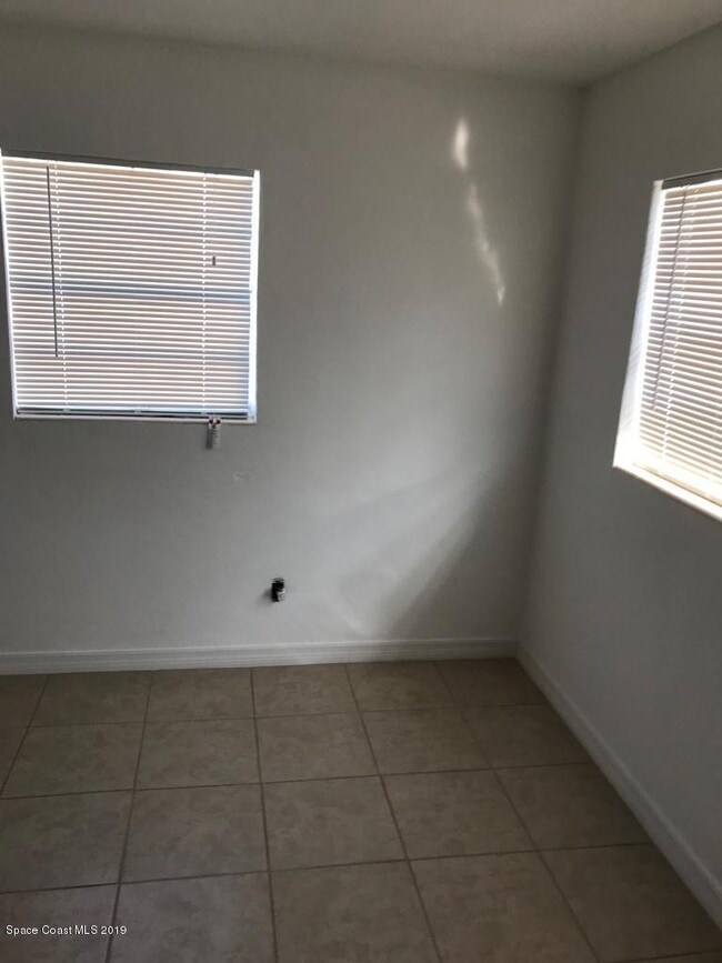 Building Photo - 291 6th Dr SW