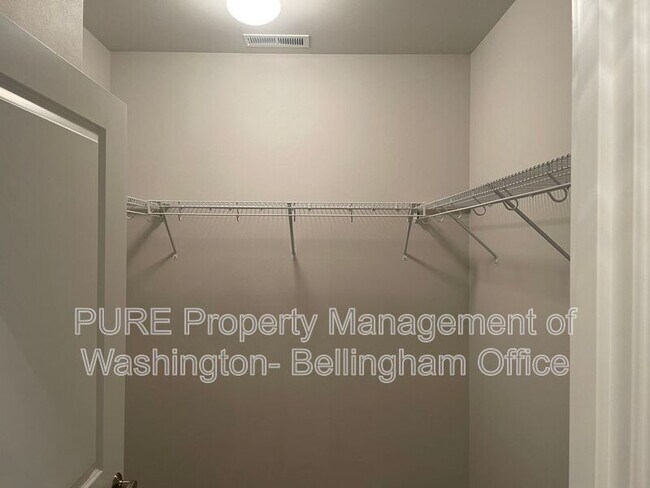 Building Photo - 1365 Wds Pt Lp