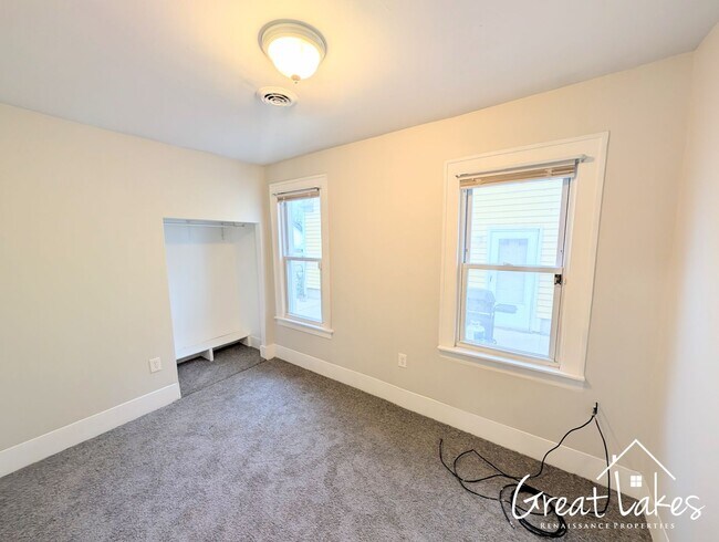 Building Photo - $200 OFF FIRST MONTH'S RENT - Cozy 2 Bedro...