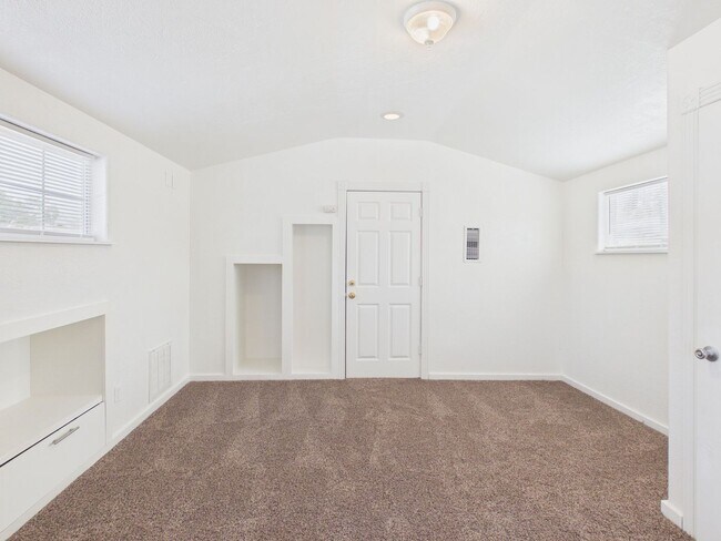 Building Photo - Adorable 3 Bedroom Home in Sunset Addition!