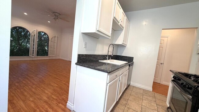 Building Photo - 422 N Spaulding Ave