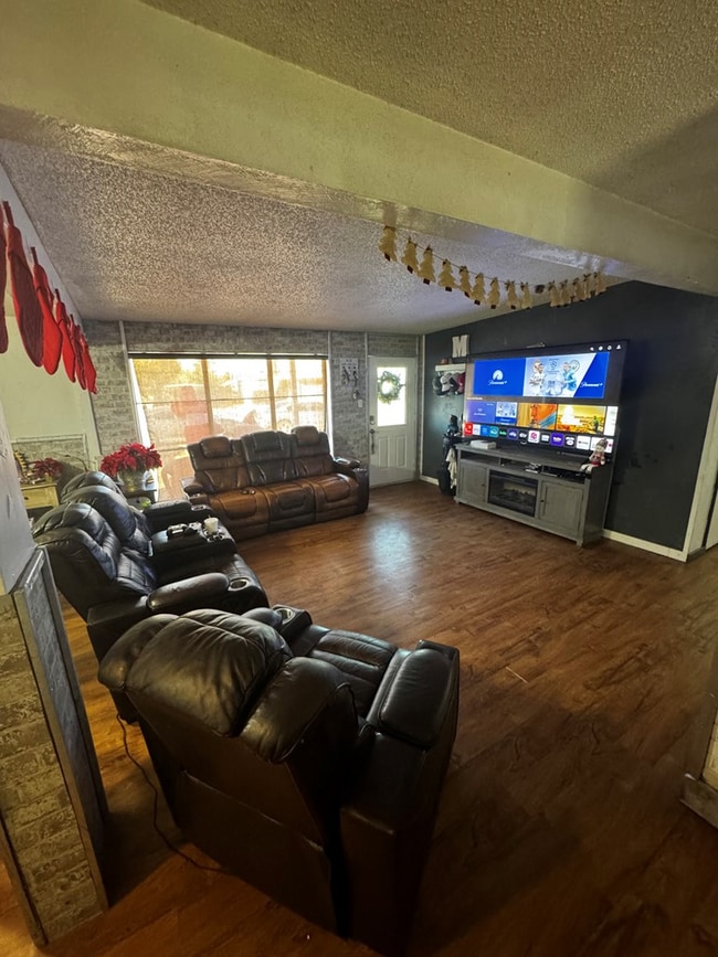 Building Photo - 908 NE Bronstad Dr