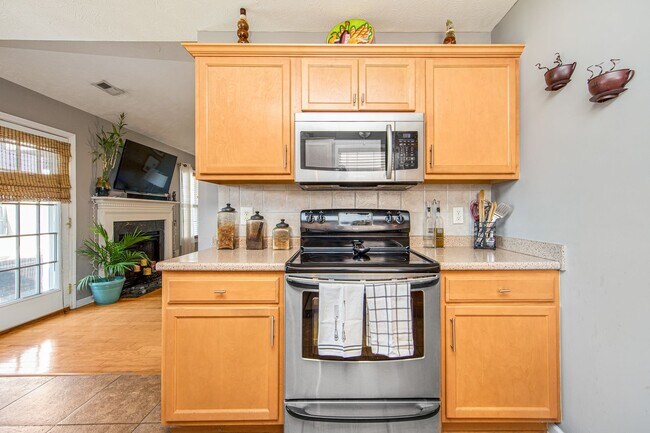 Building Photo - Good size home East of Raeford