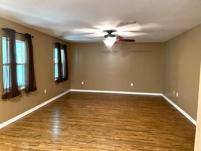 Building Photo - 3/2 with fenced in yard!