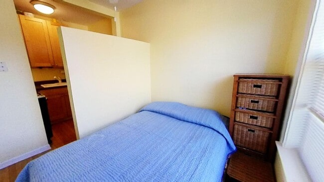 Building Photo - 4240 N Clarendon Ave