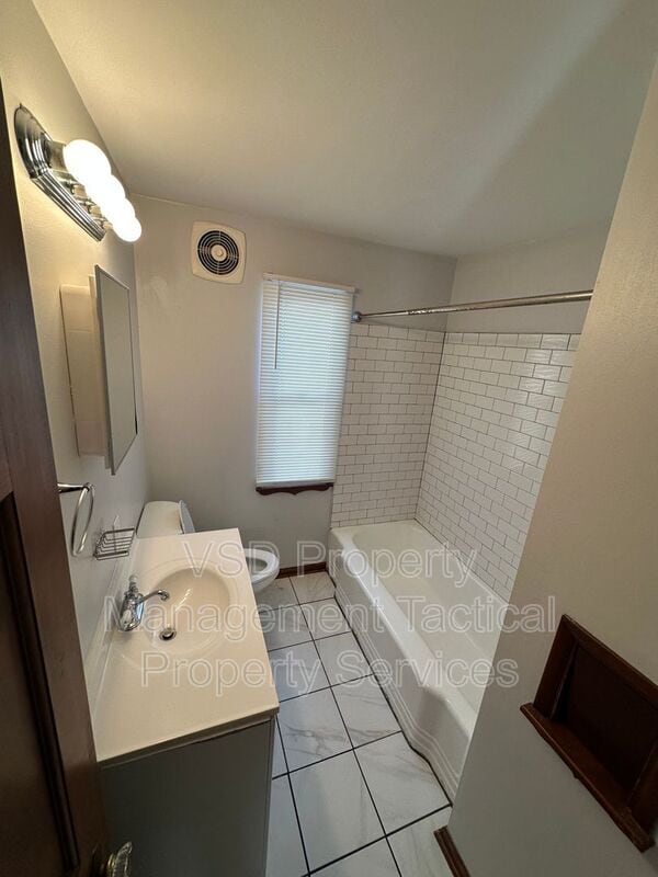 Building Photo - 781 E 236th St