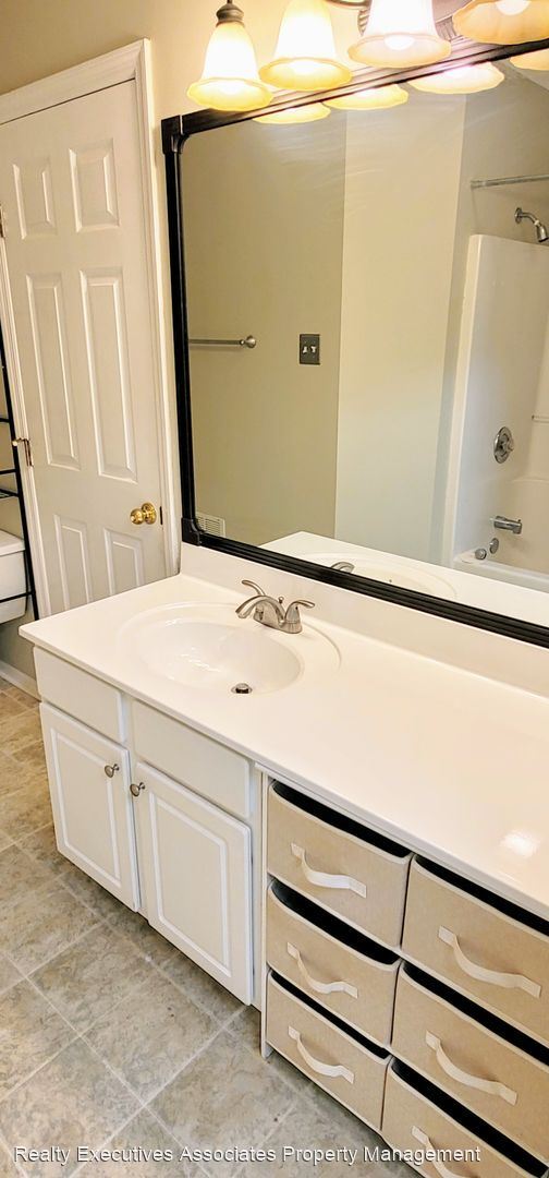 Building Photo - 3 br, 2.5 bath House - 829 Ashley Michelle...