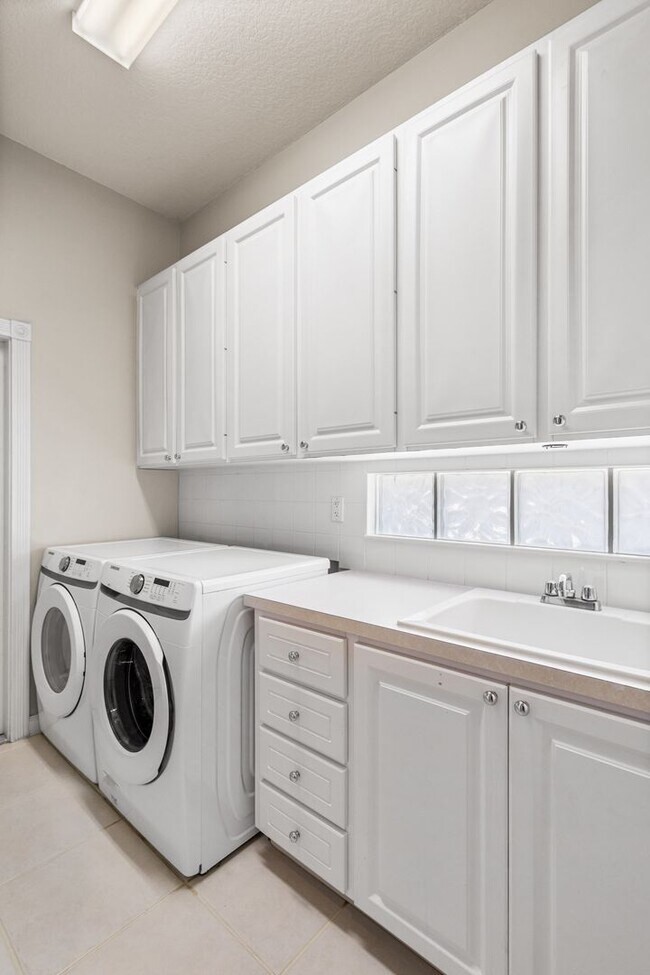 Building Photo - ** ISLAND WALK ** 3 BED + DEN / 2.5 BATH -...