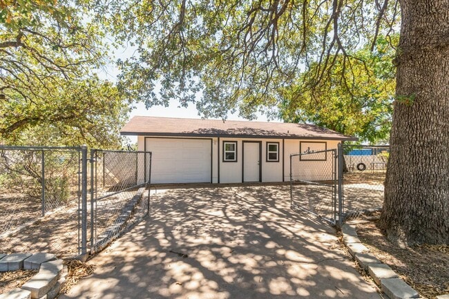 Building Photo - 124 E Castlebriar Dr
