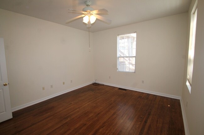 Building Photo - 216 W 38th St