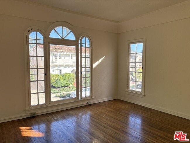 Building Photo - 351 N Gardner St