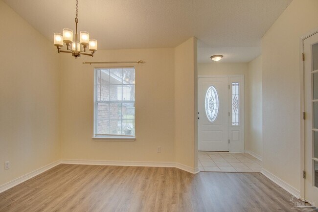 Building Photo - 3012 Classic Dr