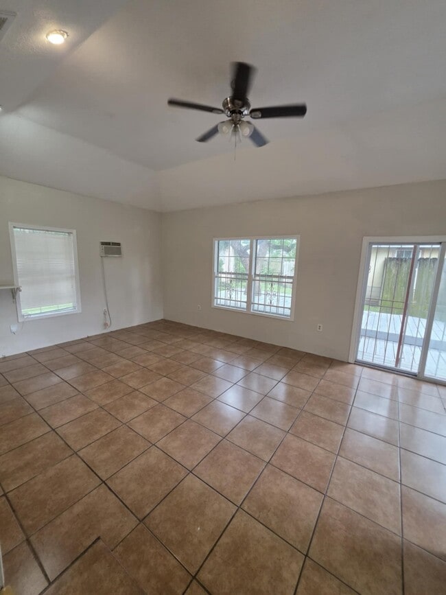 Building Photo - 6109 Saxon Dr